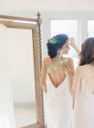 Mulher ajudando noiva com decoração de cabelo — Fotografia de Stock