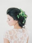 Женщина в свадебном платье с украшением для волос — стоковое фото