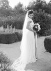 Жінка в весільній сукні стоїть на відкритому повітрі — стокове фото