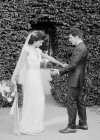 Mariée et marié tenant la main — Photo de stock