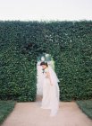 Жінка в весільній сукні фіксує вуаль — стокове фото