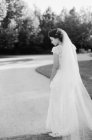 Невеста, гуляющая в саду — стоковое фото