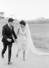 Recién casados caminando en el campo - foto de stock