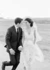 Casal recém-casado andando em campo — Fotografia de Stock