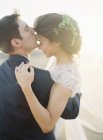 Noivo segurando e beijando noiva — Fotografia de Stock