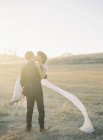Bräutigam hält und küsst Braut — Stockfoto