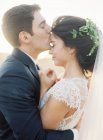 Наречений ніжно цілує наречену — стокове фото