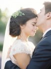 Bräutigam küsst Braut sanft — Stockfoto