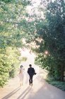Casal andando estrada abaixo — Fotografia de Stock