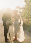 Sposo e sposa in piedi all'aperto — Foto stock