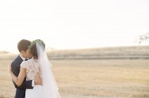 Обійматися наречена наречений — стокове фото
