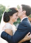Noivo abraçando e beijando noiva — Fotografia de Stock