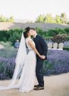 Bräutigam umarmt und küsst Braut — Stockfoto