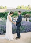 Жених невеста давая брачные клятвы — стоковое фото
