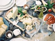 Праздничный стол с ассортиментом сыра — стоковое фото