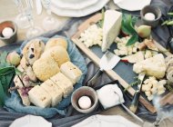 Mesa festiva com sortimento de queijo — Fotografia de Stock