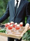 Vassoio per cameriere con cocktail rinfrescanti — Foto stock