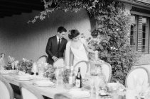 Paar geht am Hochzeitstisch entlang — Stockfoto