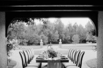 Весільний стіл встановлений на відкритому повітрі — стокове фото