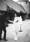 Jeunes mariés tenant la main et dansant — Photo de stock
