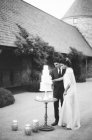 Жених и невеста режут свадебный торт — стоковое фото