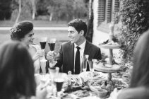 Bräutigam und Braut stoßen Rotwein an — Stockfoto