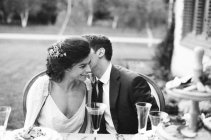 Sposo sussurrando all'orecchio della sposa — Foto stock