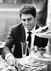 Mann sitzt am Hochzeitstisch — Stockfoto