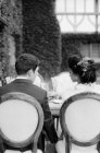 Marié et mariée assis à table — Photo de stock