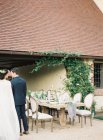 Sposo e sposa stand accanto al tavolo da pranzo — Foto stock
