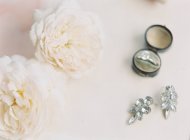 Precioso anillo de boda y pendientes - foto de stock
