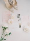 Hochhackige Brautschuhe und Einladungskarten — Stockfoto