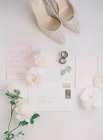 Bridal high-heeled shoes and invitation cards — Stock Photo