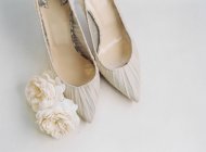 Chaussures de mariée à talons hauts avec des fleurs — Photo de stock