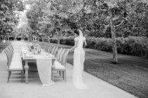 Pot de vin inspectant table de mariage — Photo de stock