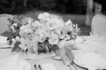 Bouquet de fleurs sur table de mariage — Photo de stock