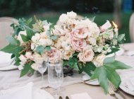 Bouquet di fiori sul tavolo da sposa — Foto stock