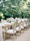 Свадебный стол со стульями на открытом воздухе — стоковое фото