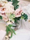 Ramo de flores en la mesa de boda - foto de stock