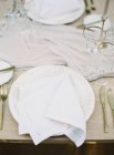 Assiette avec serviette et vaisselle — Photo de stock