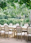 Весільний стіл зі стільцями на відкритому повітрі — стокове фото