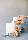 Женщина украшает свадебные торты — стоковое фото