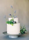 Gâteau de mariage avec décoration de fleurs — Photo de stock