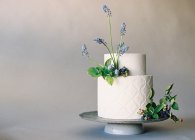 Gâteau de mariage avec décoration de fleurs — Photo de stock