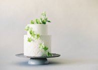 Gâteau de mariage avec décoration florale — Photo de stock