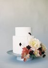 Gâteaux de mariage avec décoration de fleurs — Photo de stock