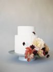 Pastel de boda con decoración de flores - foto de stock
