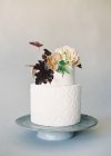Gâteaux de mariage avec décoration de fleurs — Photo de stock