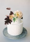 Hochzeitstorten mit Blumenschmuck — Stockfoto