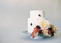 Bolos de casamento com decoração de flores — Fotografia de Stock